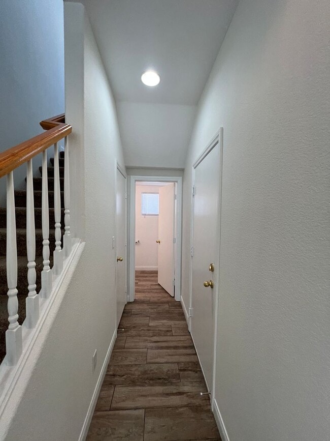 Building Photo - Great 3 bedroom 2.5 Townhouse with a 2 car...