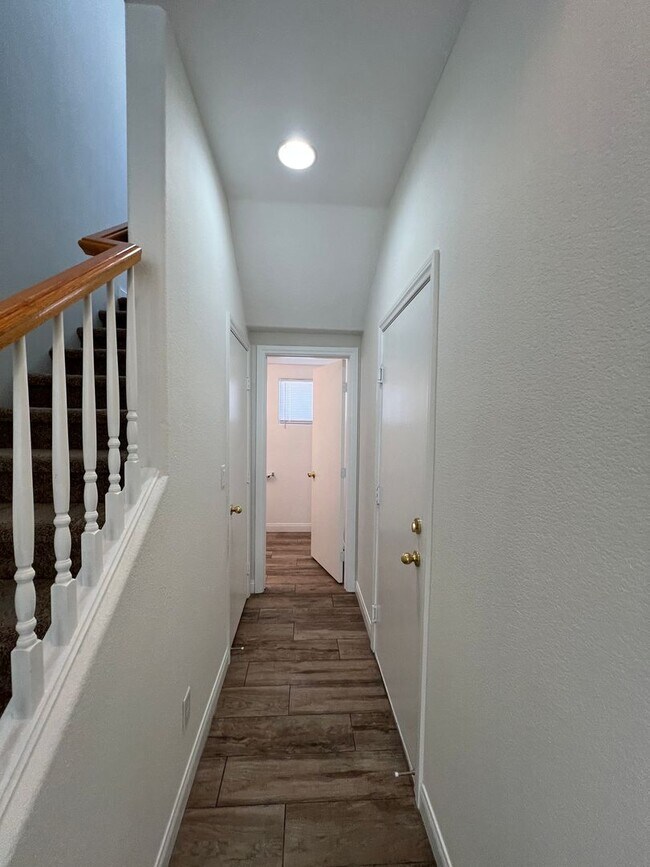 Foto del edificio - Great 3 bedroom 2.5 Townhouse with a 2 car...