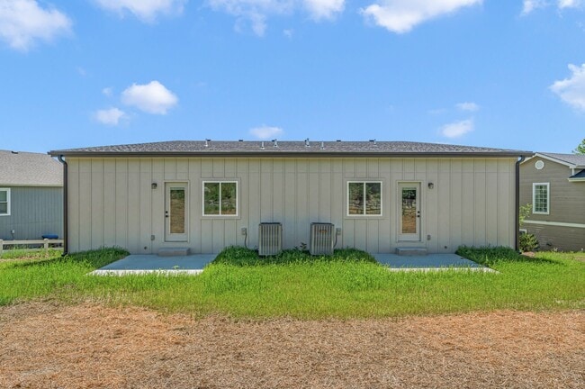 Building Photo - 2900 SW Villa W Dr