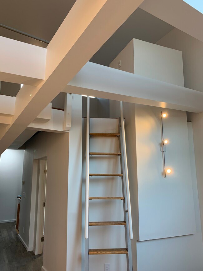 acceso a la zona del altillo - 431 N Cayuga St