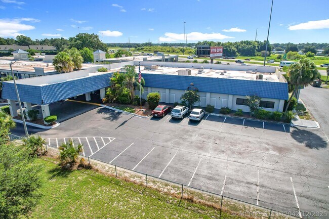 Foto del edificio - 4645 N Socrum Loop Rd