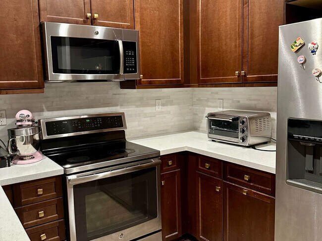Building Photo - Luxury Townhome in Thousand Oaks - 3 Bedro...