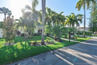 Building Photo - 207 Royal Palm Dr