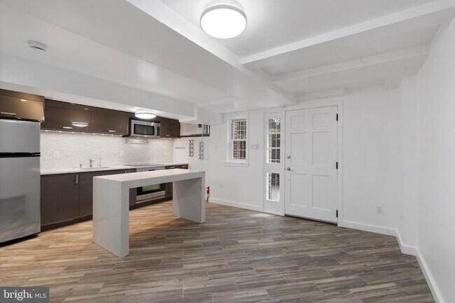Foto del edificio - 4481 MacArthur Blvd NW