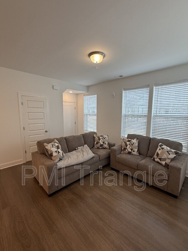 Building Photo - 1215 Shaw View Aly