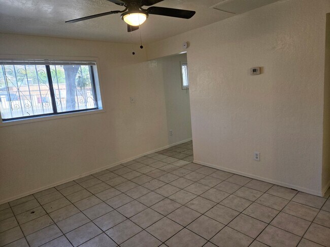 Building Photo - Cozy 2 Bed, 1 Bath in a duplex in Phoenix