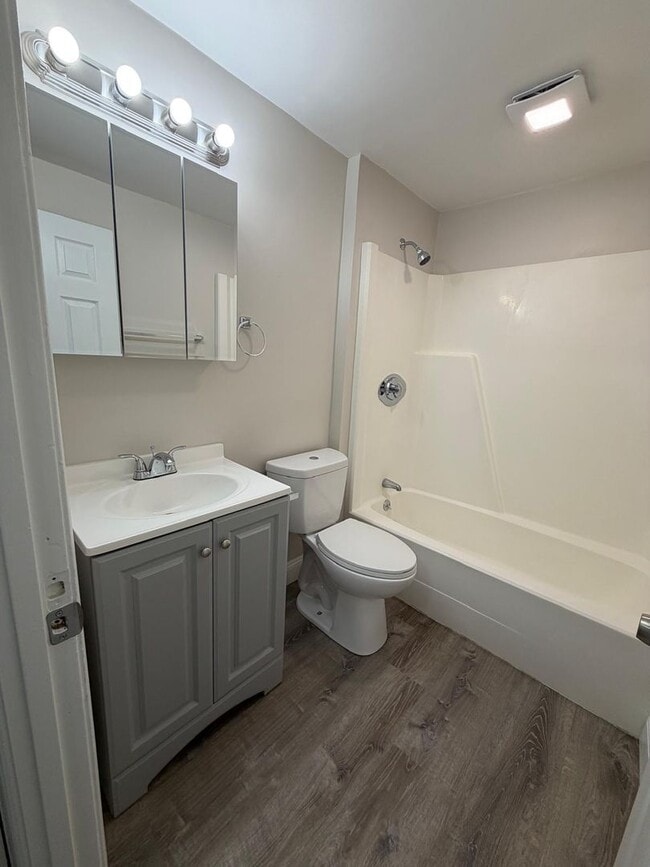 Building Photo - Fully Renovated 2 Bed with Heat, Hot Water and gas for cooking included