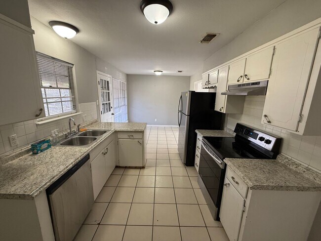 Foto del edificio - 3128 Sunset Dr