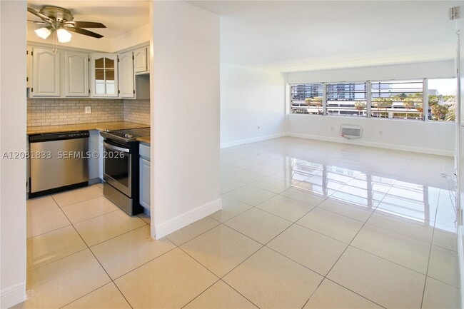 Building Photo - 220 Kings Point Dr