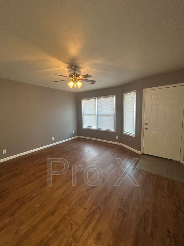 Building Photo - 405 Park St