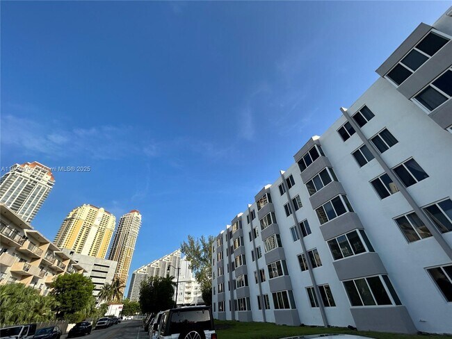 Foto del edificio - 250 180th Dr