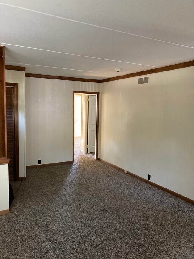 Building Photo - 511 Fairway Dr
