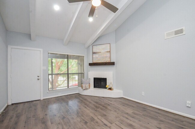 Foto del edificio - 5711 Sugar Hill Dr