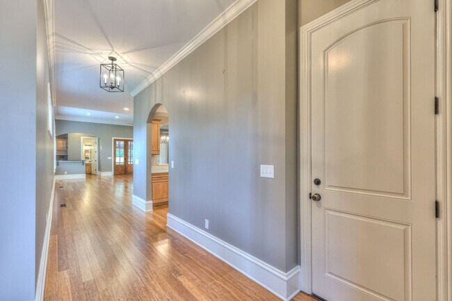 Building Photo - Stunning Executive Townhome in the Heart o...