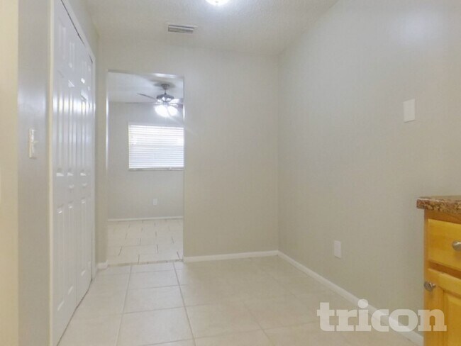 Foto del edificio - 1525 Guinevere Dr