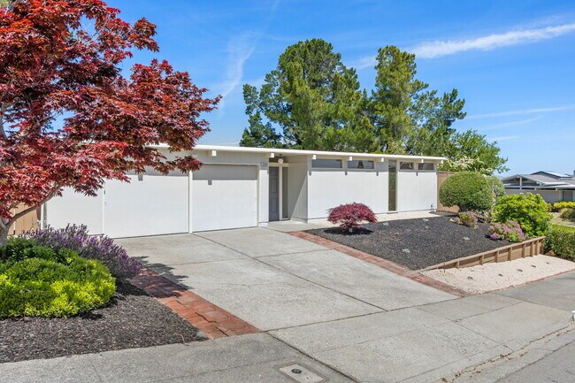 Building Photo - 3008 Alcazar Dr