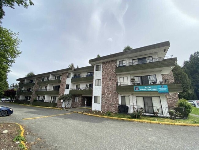 Building Photo - Royal Manor Apartments