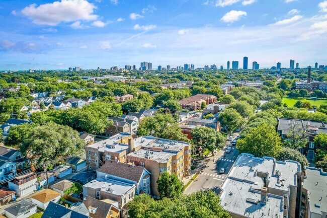 Foto del edificio - 2208 W Foster Ave