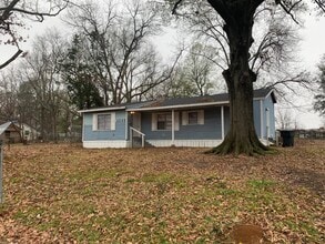 Building Photo - 2200 Darien St