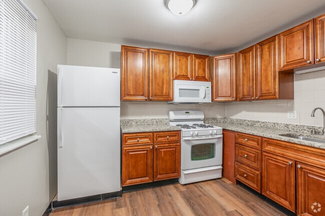 Interior Photo - 1957 Summit St