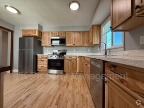 Building Photo - 913 5th Ave N
