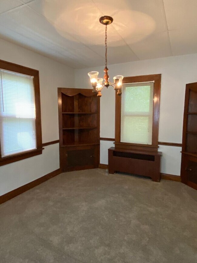 Foto del edificio - Charming Single-Family Home for Rent in Bedford — Quiet Street, Great Location!