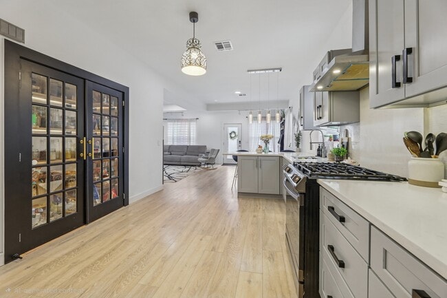 Building Photo - 84 Center Ave