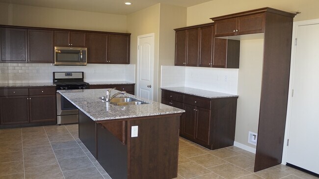 Foto del edificio - 652 Portola Ave. (Lemoore Ave./Bush) ~ MOV...