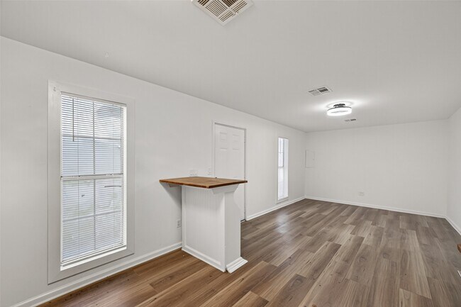 Foto del edificio - 105 Clear Lake Rd