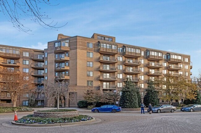 Foto del edificio - 2111 Wisconsin Ave NW