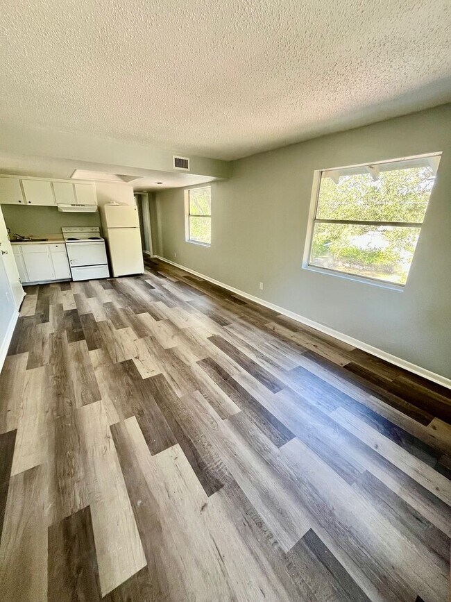 Foto del edificio - Spacious Remodeled 1BR/1BA Dade City Top Floor Apartment! NO APPLICATION FEE!