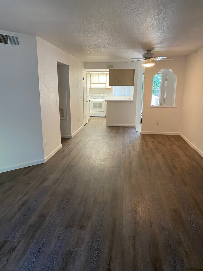 Building Photo - 5915 Gloria Dr