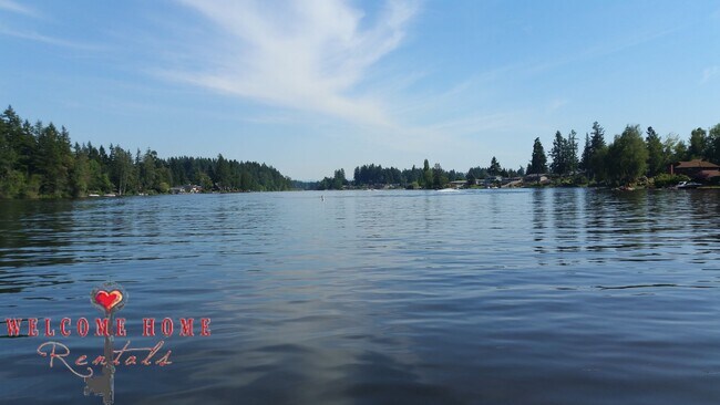 Building Photo - 4 bedroom rambler with private lake access!