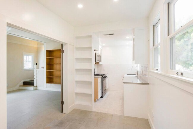 Foto del edificio - Balcony & Gas Fireplace: Sunny Apartment i...