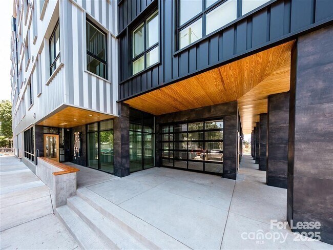 Foto del edificio - 1824 N Brevard St