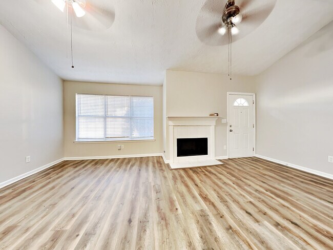 Foto del edificio - 200 Adam Cir