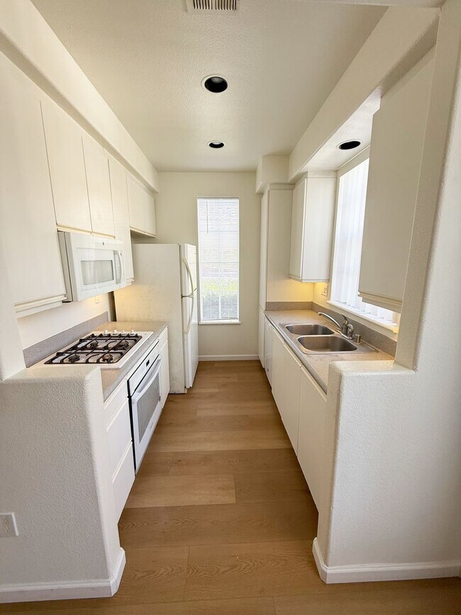 Foto del edificio - 2 Bed/2 Bath Condo in Martinique Complex -...