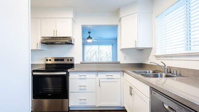 Building Photo - Lakeshore & Lakeview Townhomes