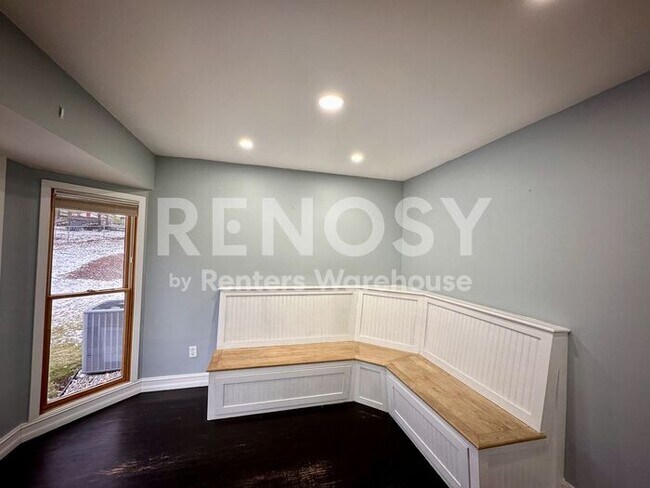 Building Photo - 5 Bedroom 3 Bathroom Single Family Home in Burnsville