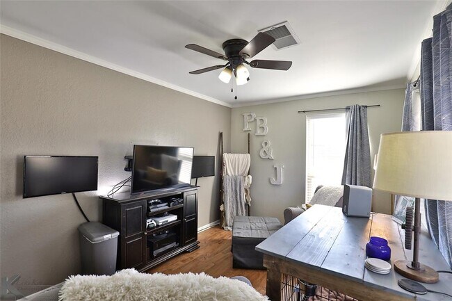 Building Photo - 1501 Edgewater Rd