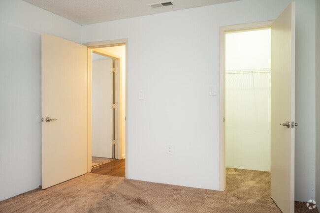 2BR, 1BA - 824SF - Country Club Apartments