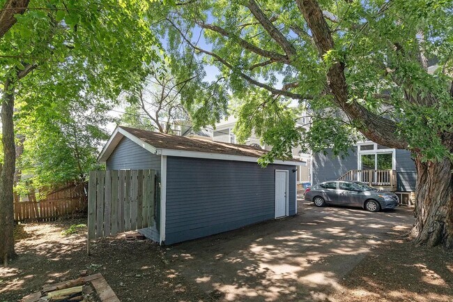 Building Photo - 2113 Bryant Avenue South, Unit 3