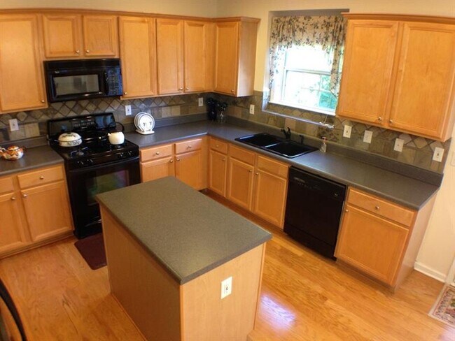 Building Photo - 5140 Oak Hill Terrace