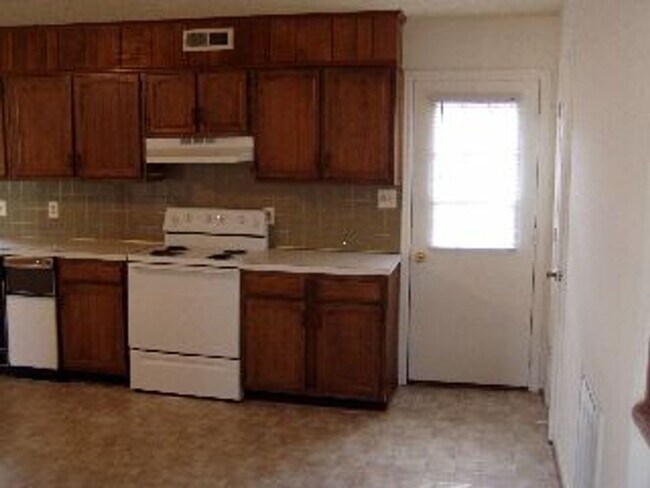 Building Photo - Lovely 3 bed, 1.5 bath, Located near Lynch...
