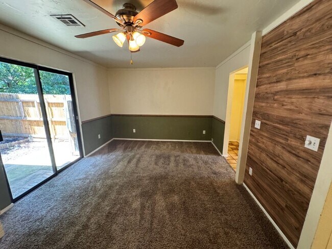 Foto del edificio - 2 bed 1 1/2 bath condo off NW 23rd! Putnam...