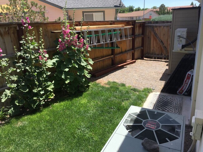 Building Photo - 3 Bedroom, 2 Bathroom Home in Fernley
