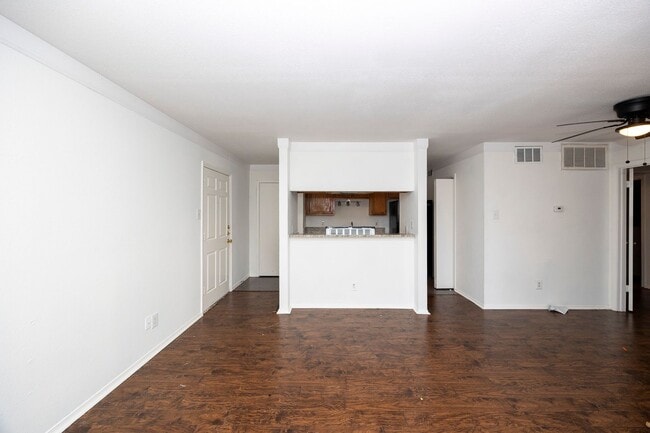 Building Photo - 18333 Roehampton Dr
