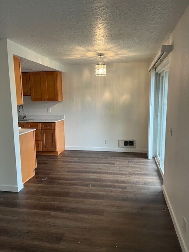 Building Photo - Twin Firs - 1bed/1bath - Lynnwood - Renova...