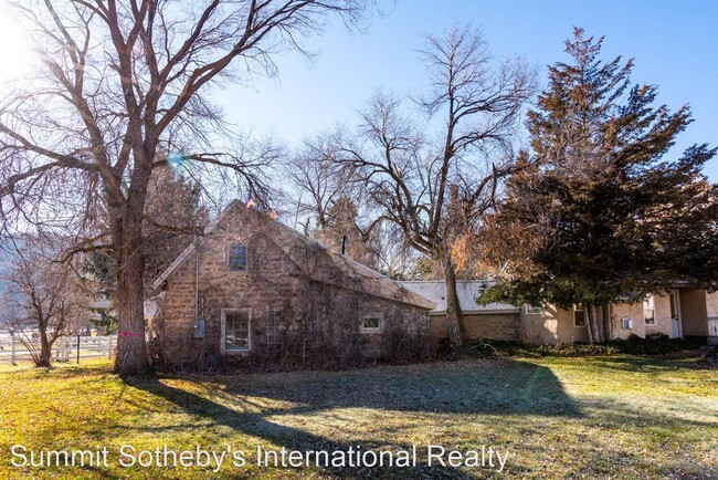 Building Photo - 2 br, 3 bath House - 501 N. River Road
