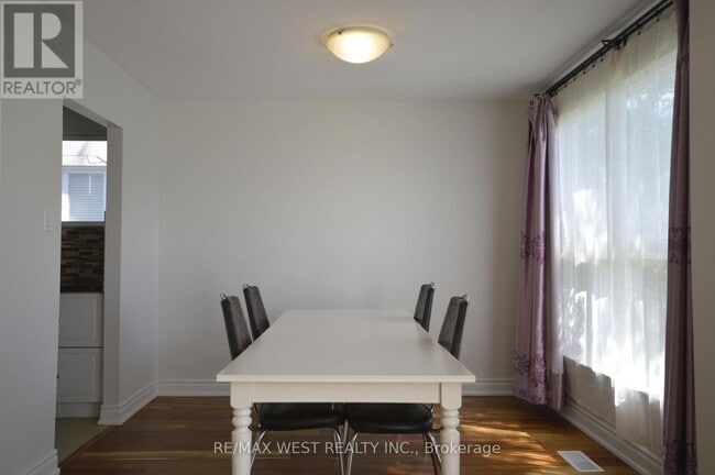 Building Photo - 32 Axsmith Crescent